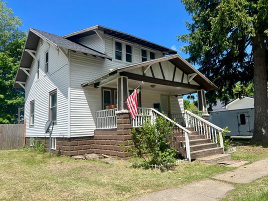 Exterior, Facade, American Foursquare