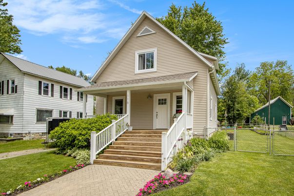 Exterior, Facade, Farmhouse