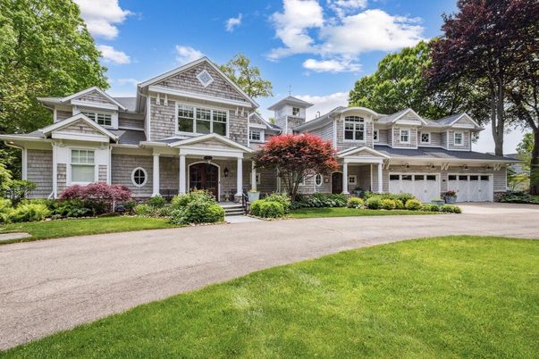 Attached, Exterior, Facade, Queen Anne Victorian