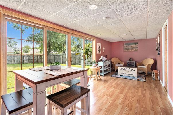 Interior, Recessed Lighting, Sun Room, Wood Texture Flooring
