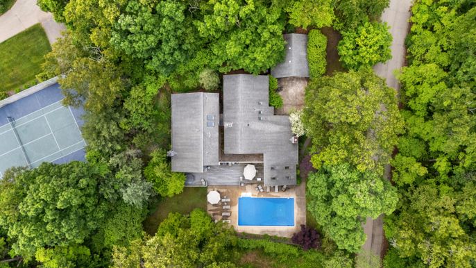 Exterior, Drone