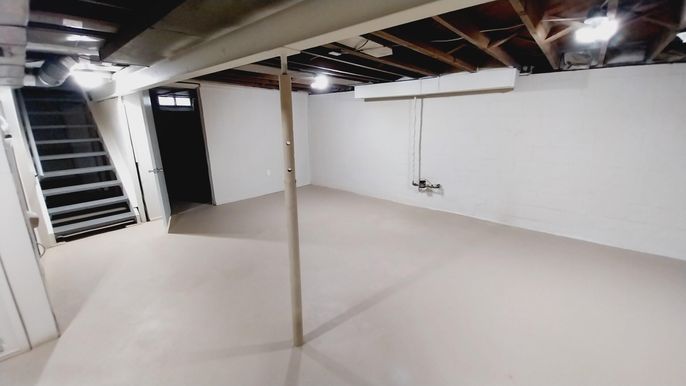 Empty room, Interior