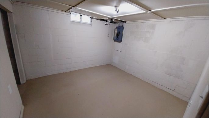 Empty room, Interior