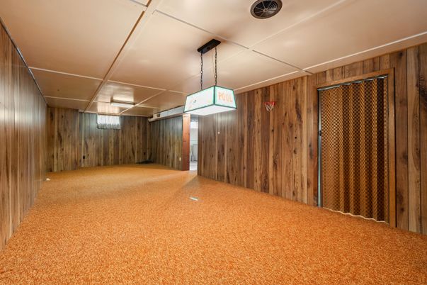 Empty room, Interior, Pendant Lights, Wooden Walls