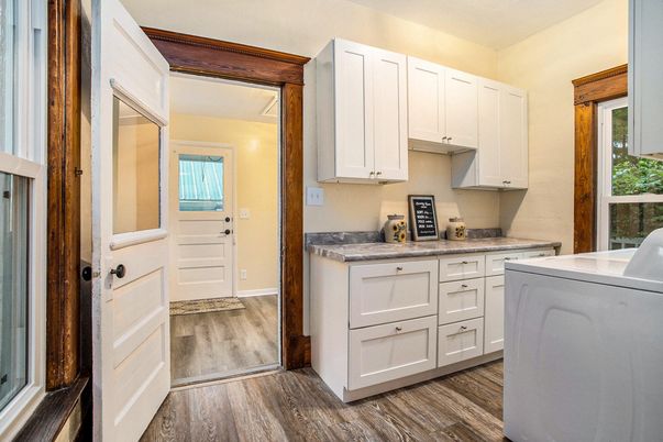 Interior, Washer, Wood Texture Flooring