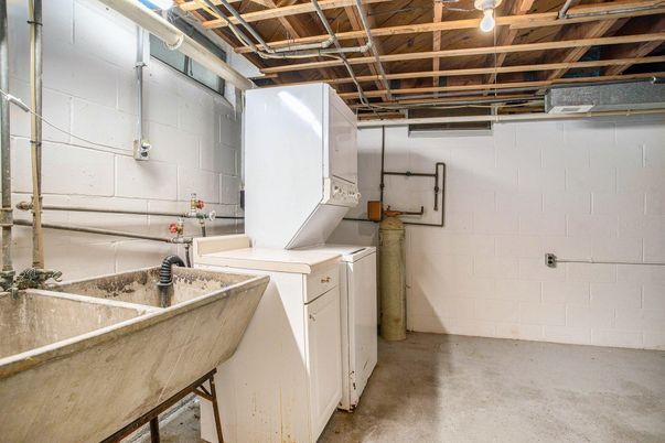 Interior, Washer, Wooden Beams