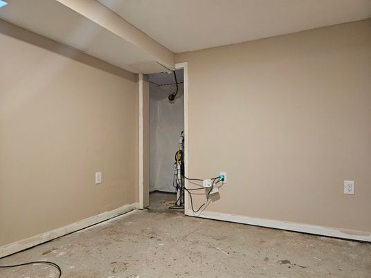 Empty room, Interior