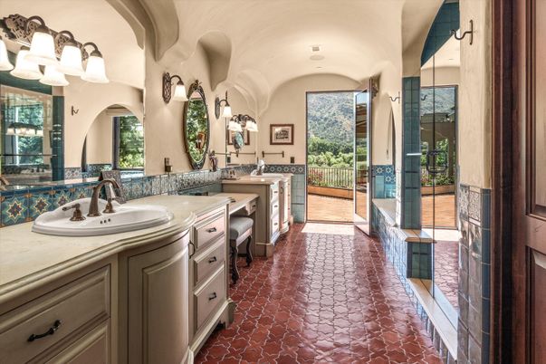 Bathroom, Dual Sink Vanities, Interior