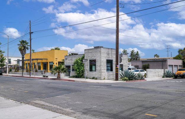 Exterior, Facade, Modern