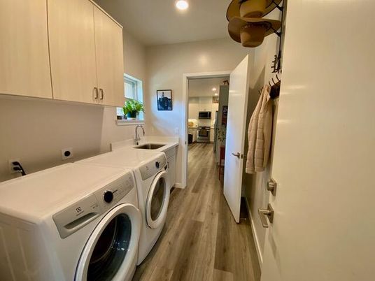 Interior, Recessed Lighting, Washer, Wood Texture Flooring