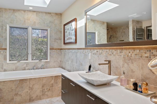Bathroom, Dual Sink Vanities, Interior, Recessed Lighting