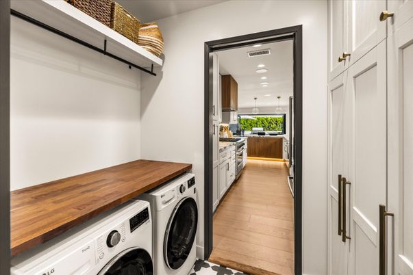 Interior, Recessed Lighting, Washer, Wood Texture Flooring
