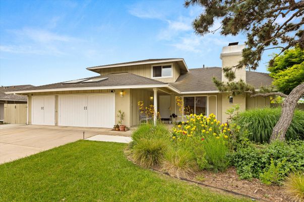 Attached, Exterior, Facade, Ranch