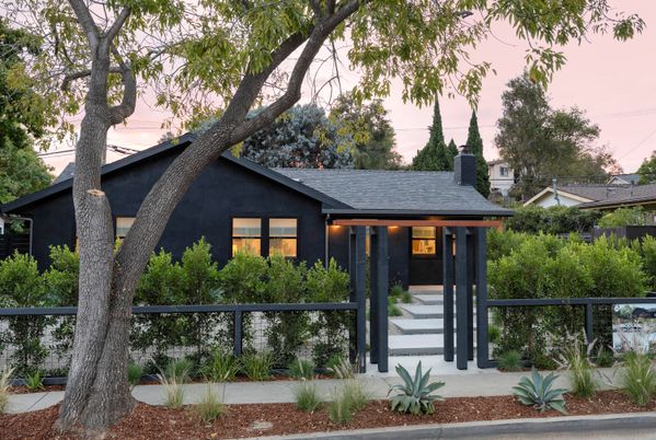 Exterior, Facade, Ranch