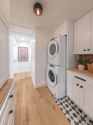 Interior, Utility Closets, Washer, Wood Texture Flooring