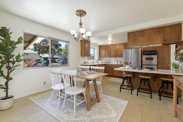 Chandelier, Dining room, Interior, Kitchen, Stainless Steel Appliances