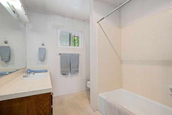 Bathroom, Interior, Tile Countertops