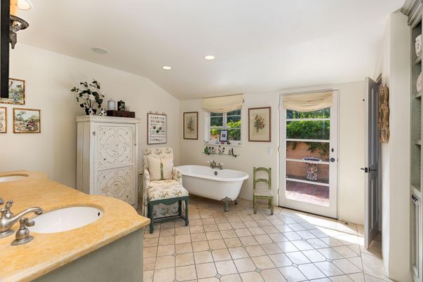 Bathroom, Dual Sink Vanities, Free Standing Baths, Interior, Recessed Lighting
