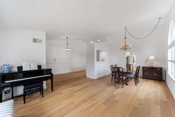 Chandelier, Dining room, Interior, Pendant Lights, Piano, Wood Texture Flooring
