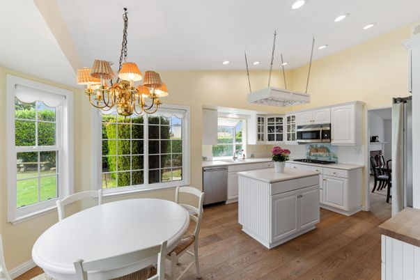 Chandelier, Dining room, Interior, Kitchen, Pendant Lights, Recessed Lighting, Wood Texture Flooring