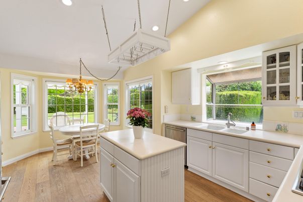 Chandelier, Dining room, Interior, Kitchen, Pendant Lights, Recessed Lighting, Wood Texture Flooring
