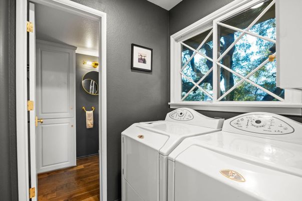 Interior, Washer, Wood Texture Flooring