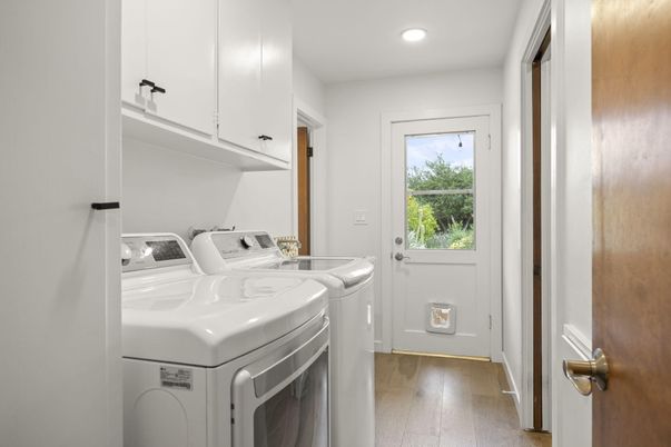 Interior, Recessed Lighting, Washer, Wood Texture Flooring