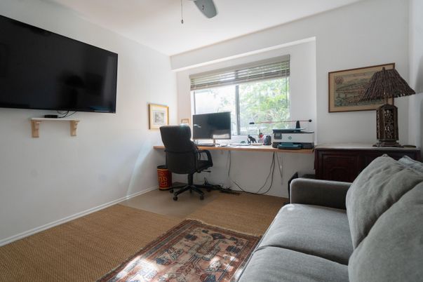 Home Office, Interior