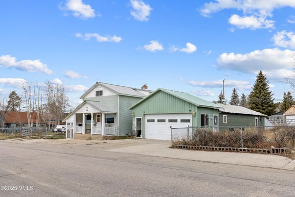 Attached, Exterior, Facade, Farmhouse