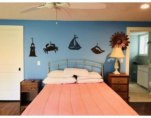 Interior, Bedroom, Wood Texture Flooring, Recessed Lighting