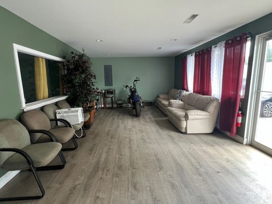 Fitness Equipment, Interior, Living room, Recessed Lighting, Wood Texture Flooring