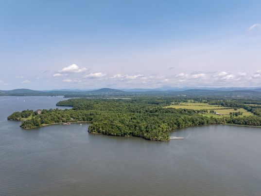 Exterior, Lake