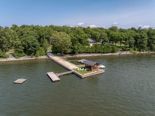 Exterior, Lake