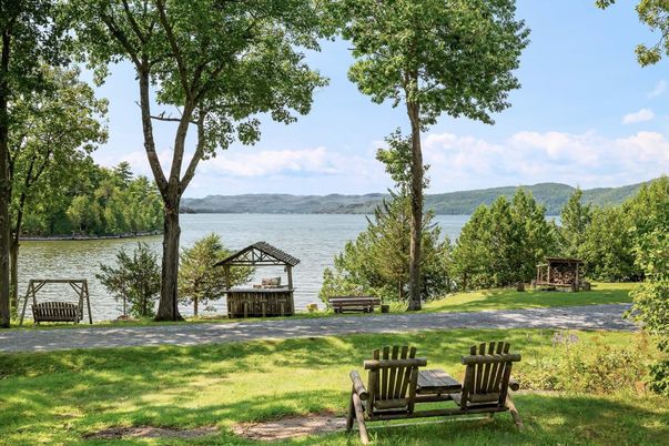 Exterior, Lake