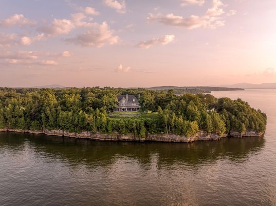 Exterior, Lake