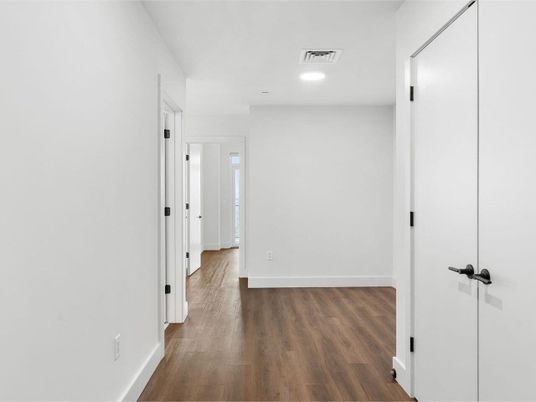Interior, Recessed Lighting, Wood Texture Flooring