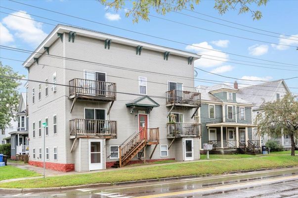 Exterior, Facade, Rowhouse