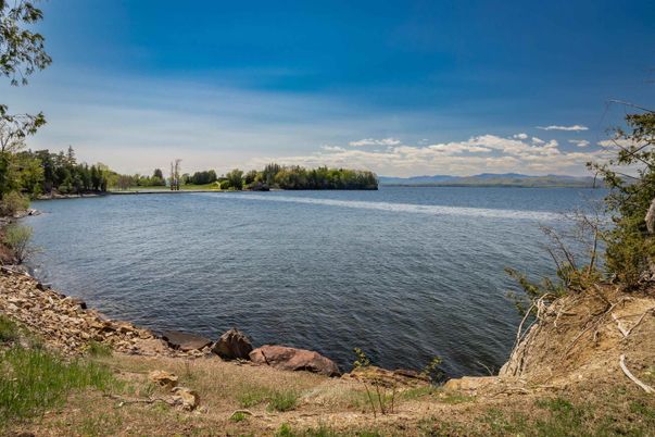 Exterior, Lake