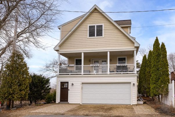 Attached, Exterior, Facade, Queen Anne Victorian