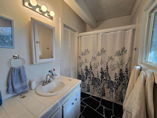 Bathroom, Interior, Tile Countertops