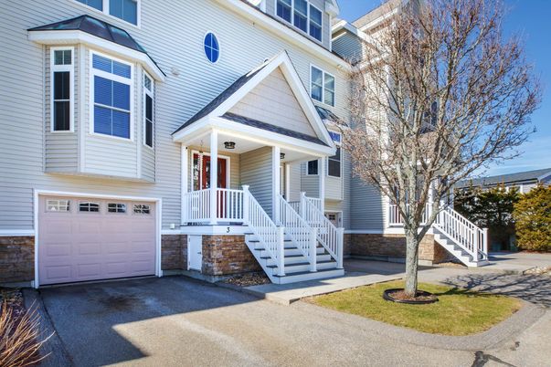 Attached, Exterior, Facade, Queen Anne Victorian