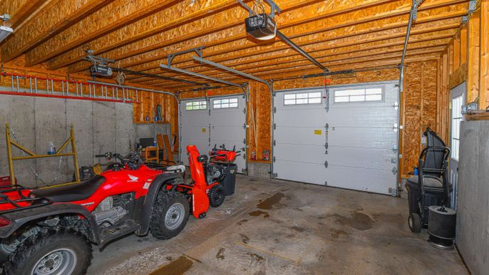 Garage, Interior, Wooden Beams