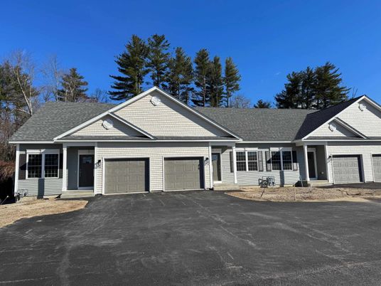 Attached, Exterior, Facade, Ranch