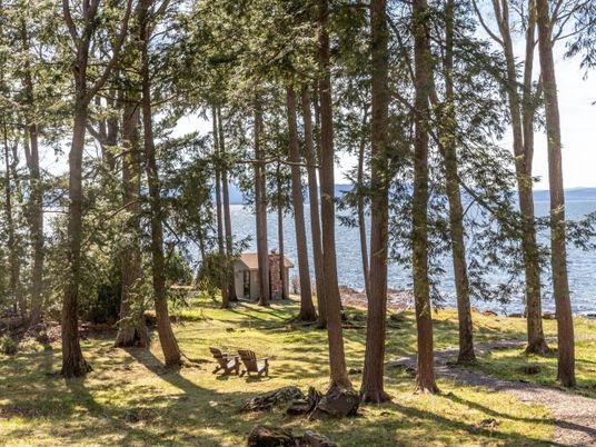 Exterior, Lake