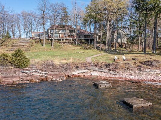 Exterior, Lake