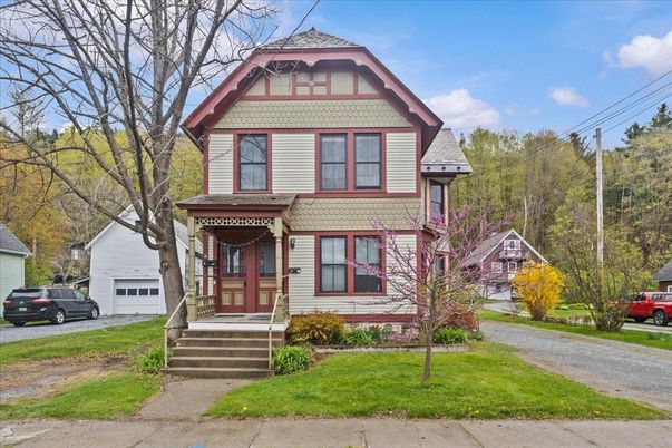 Attached, Exterior, Facade, Queen Anne Victorian