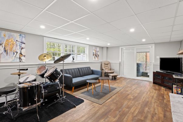 Interior, Piano, Recessed Lighting, Wood Texture Flooring