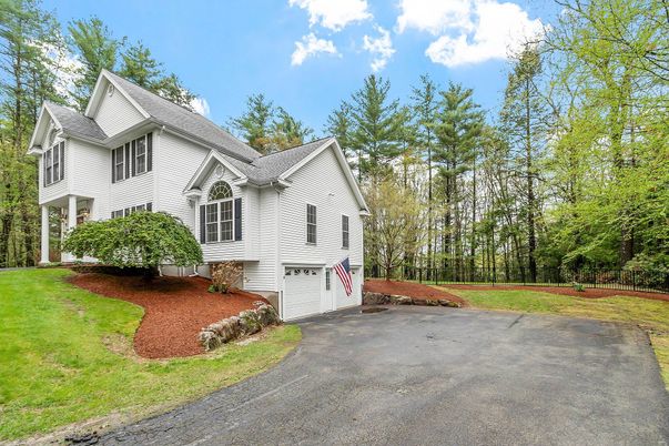 Attached, Exterior, Facade, Farmhouse