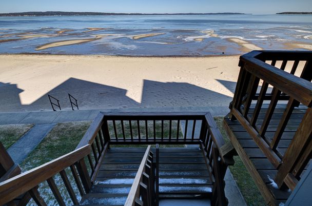 Exterior, Lake