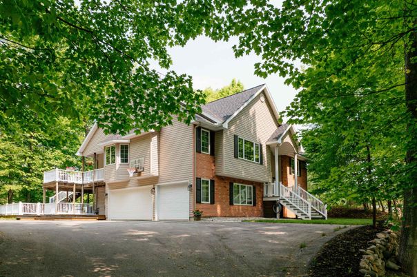 Attached, Exterior, Facade, Brick Facade, Queen Anne Victorian